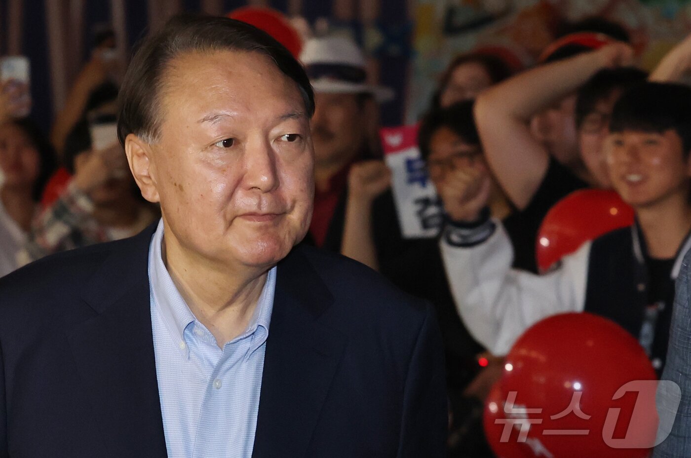 본문 이미지 - 윤석열 전 대통령이 21일 오전 서울 메가박스 동대문에 영화 ‘부정선거, 신의 작품인가’ 관람을 위해 들어서고 있다. 2025.5.21/뉴스1 ⓒ News1 박세연 기자