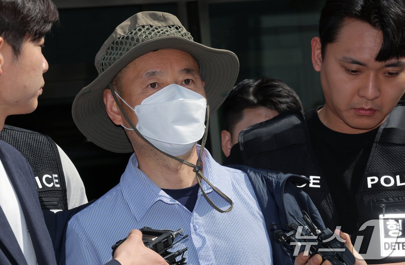 본문 이미지 - 금전 문제로 갈등을 빚은 지인과 평소 앙심을 품었던 이웃 등 4명을 살상한 혐의로 체포된 피의자 차철남(56·중국 국적)이 21일 오전 경기도 시흥시 장곡동 시흥경찰서에서 구속 전 피의자 심문(영장실질심사)을 받기 위해 나오고 있다. 2025.5.21/뉴스1 ⓒ News1 박정호 기자