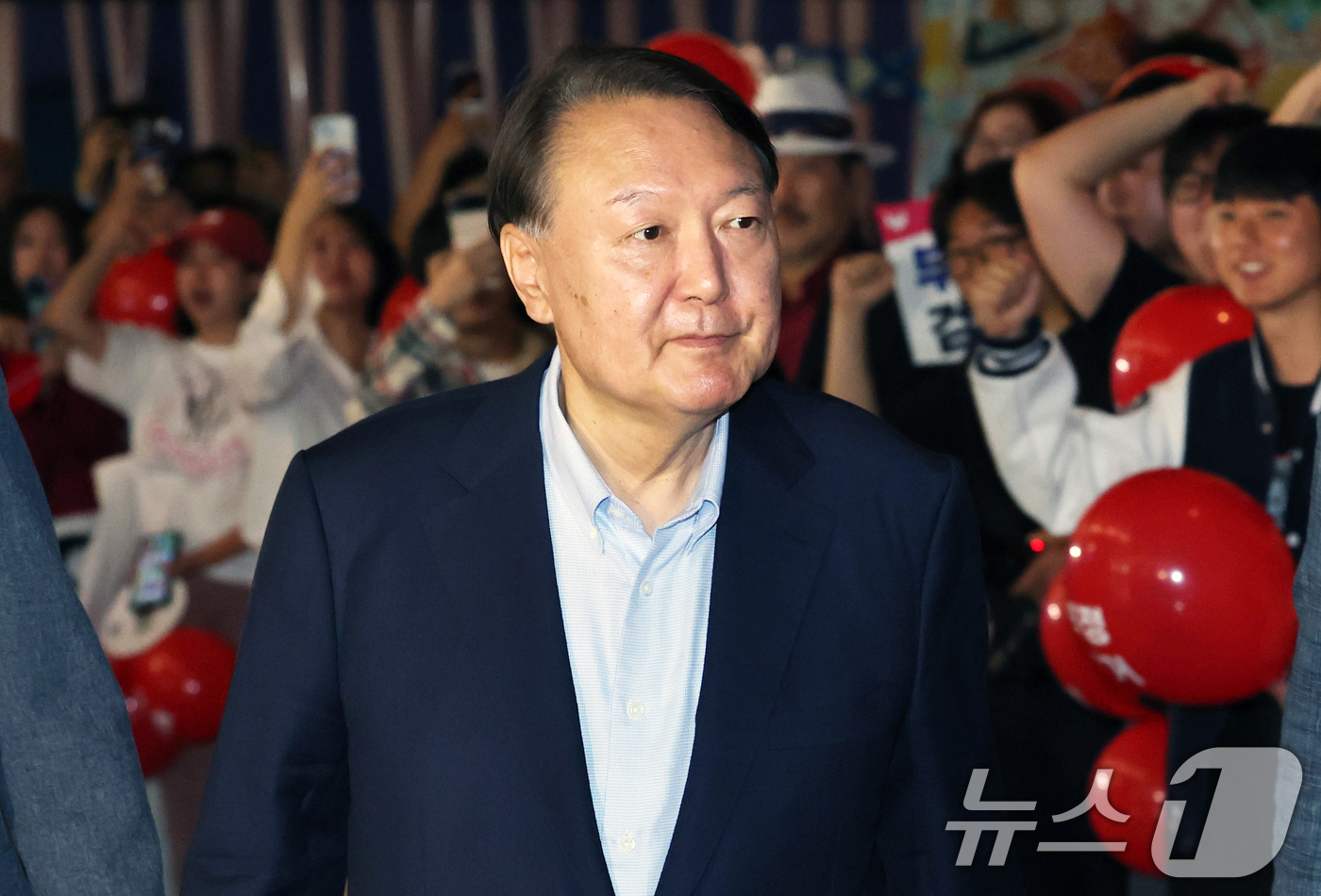 (서울=뉴스1) 박세연 기자 = 윤석열 전 대통령이 21일 오전 서울 메가박스 동대문에 영화 ‘부정선거, 신의 작품인가’ 관람을 위해 들어서고 있다. 2025.5.21/뉴스1