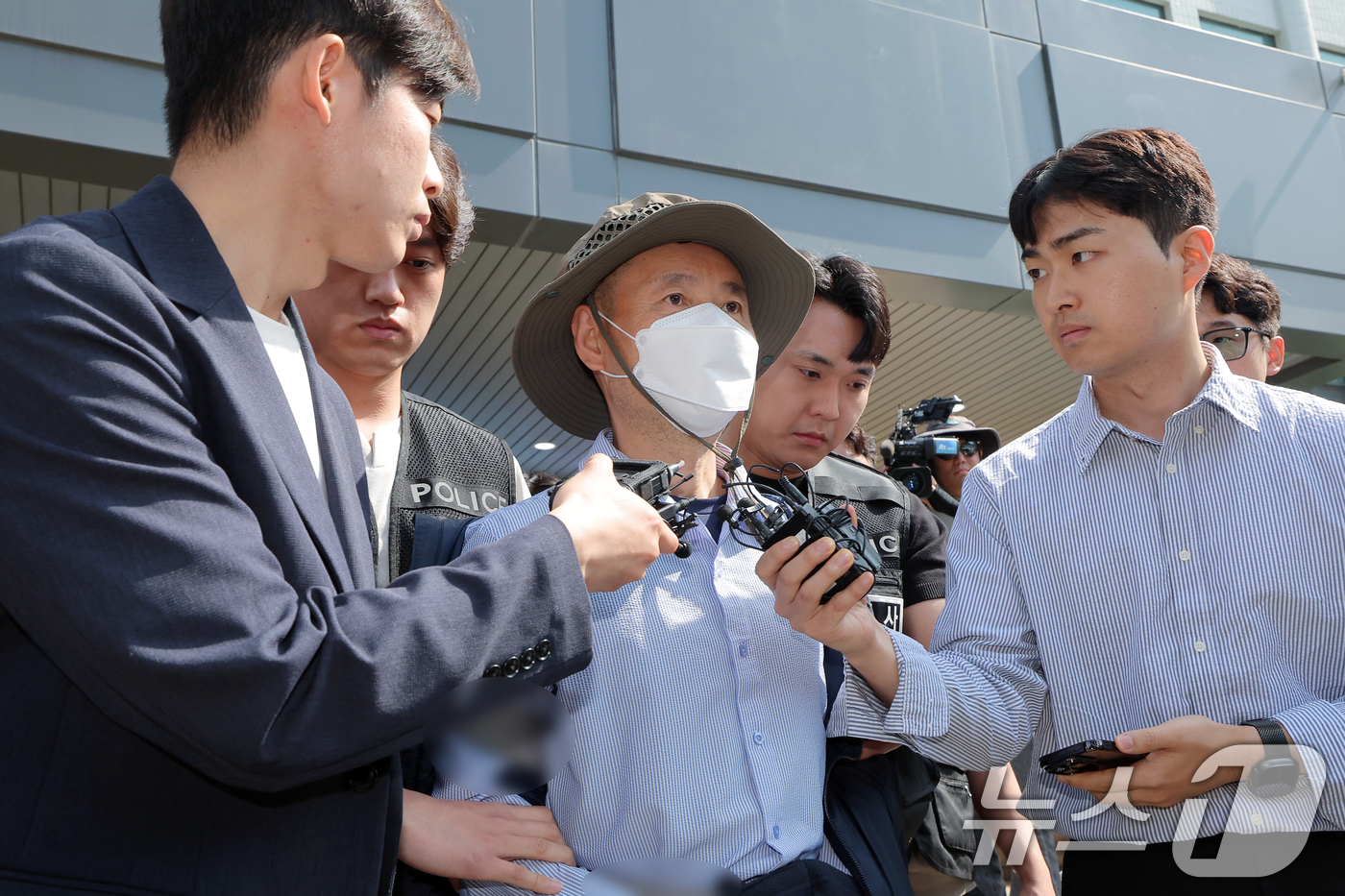 (시흥=뉴스1) 박정호 기자 = 금전 문제로 갈등을 빚은 지인과 평소 앙심을 품었던 이웃 등 4명을 살상한 혐의로 체포된 피의자 차철남(56·중국 국적)이 21일 오전 경기도 시흥 …