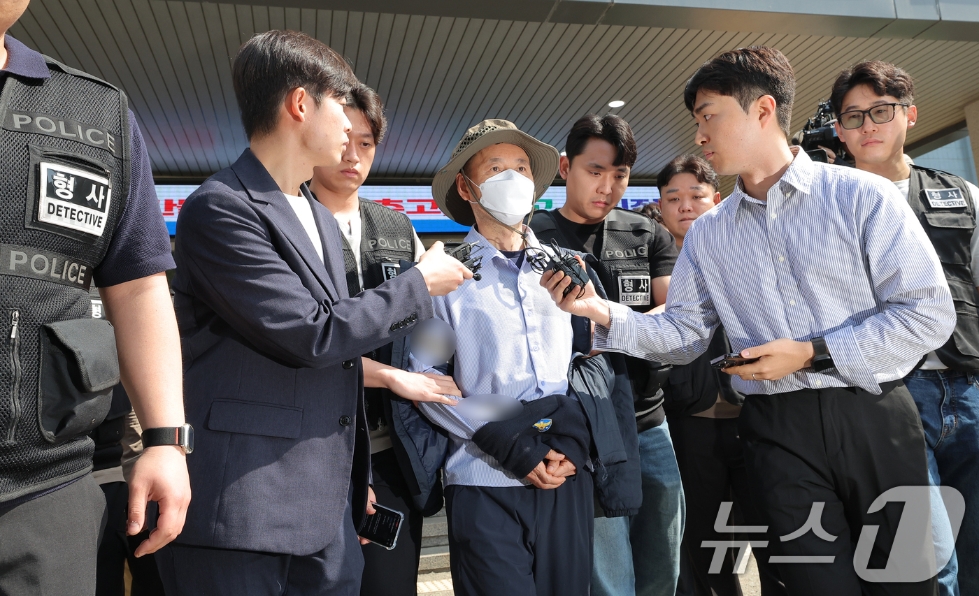 (시흥=뉴스1) 박정호 기자 = 금전 문제로 갈등을 빚은 지인과 평소 앙심을 품었던 이웃 등 4명을 살상한 혐의로 체포된 피의자 차철남(56·중국 국적)이 21일 오전 경기도 시흥 …
