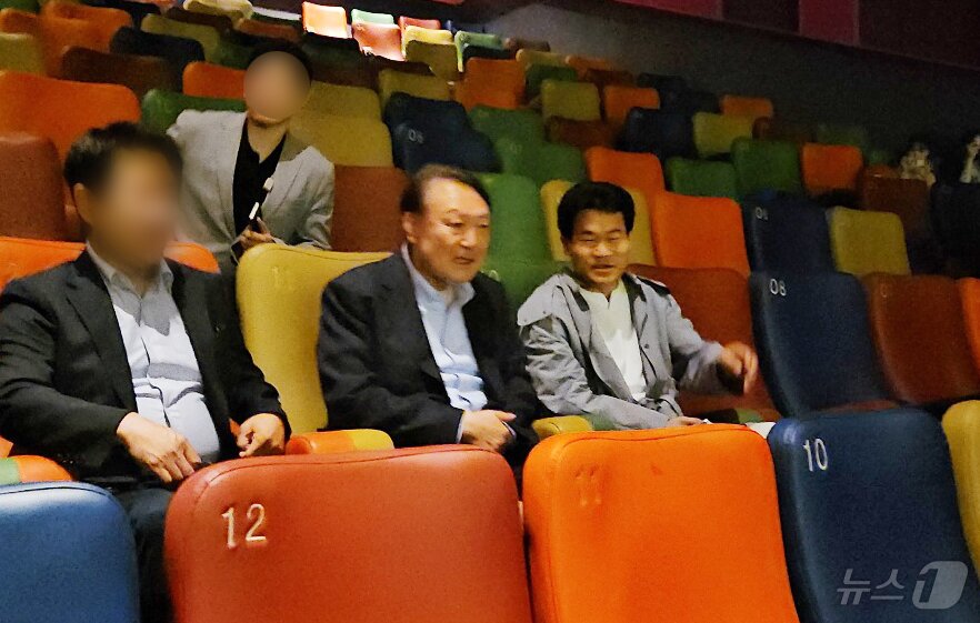 본문 이미지 - 윤석열 전 대통령과 전직 한국사 학원 강사 전한길&#40;오른쪽&#41;이 21일 오전 서울 메가박스 동대문에서 영화 &#39;부정선거, 신의 작품인가&#39; 관람을 앞두고 대화를 나누고 있다. 2025.5.21/뉴스1 ⓒ News1 조현기 기자