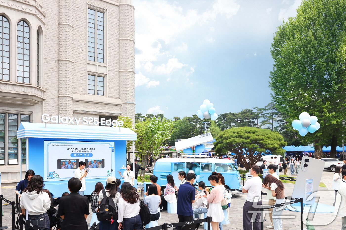 (서울=뉴스1) = 삼성전자가 대학교 캠퍼스에서 '갤럭시 S25 엣지'를 체험할 수 있는 '갤럭시 캠퍼스 스튜디오'를 운영한다고 21일 밝혔다.사진은 서울 성북구 고려대학교 서울캠 …