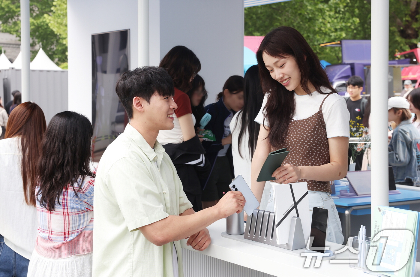 (서울=뉴스1) = 삼성전자가 대학교 캠퍼스에서 '갤럭시 S25 엣지'를 체험할 수 있는 '갤럭시 캠퍼스 스튜디오'를 운영한다고 21일 밝혔다.서울 성북구 고려대학교 서울캠퍼스에 …