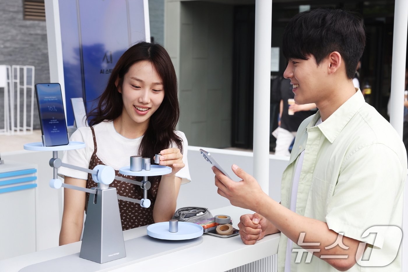 (서울=뉴스1) = 삼성전자가 대학교 캠퍼스에서 '갤럭시 S25 엣지'를 체험할 수 있는 '갤럭시 캠퍼스 스튜디오'를 운영한다고 21일 밝혔다.서울 성북구 고려대학교 서울캠퍼스에 …