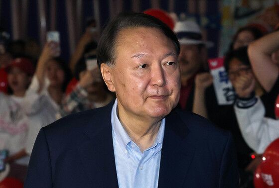 영화 '부정선거' 첫 상영, 객석은 빨간 물결…尹 등장에 지지자들 환호