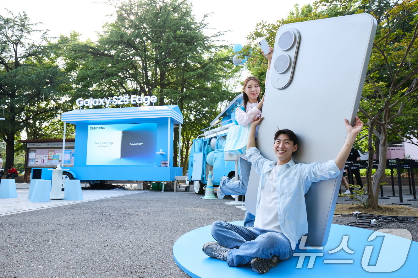 (서울=뉴스1) = 삼성전자가 대학교 캠퍼스에서 '갤럭시 S25 엣지'를 체험할 수 있는 '갤럭시 캠퍼스 스튜디오'를 운영한다고 21일 밝혔다.전주 덕진구 전북대학교에 오픈한 '갤 …