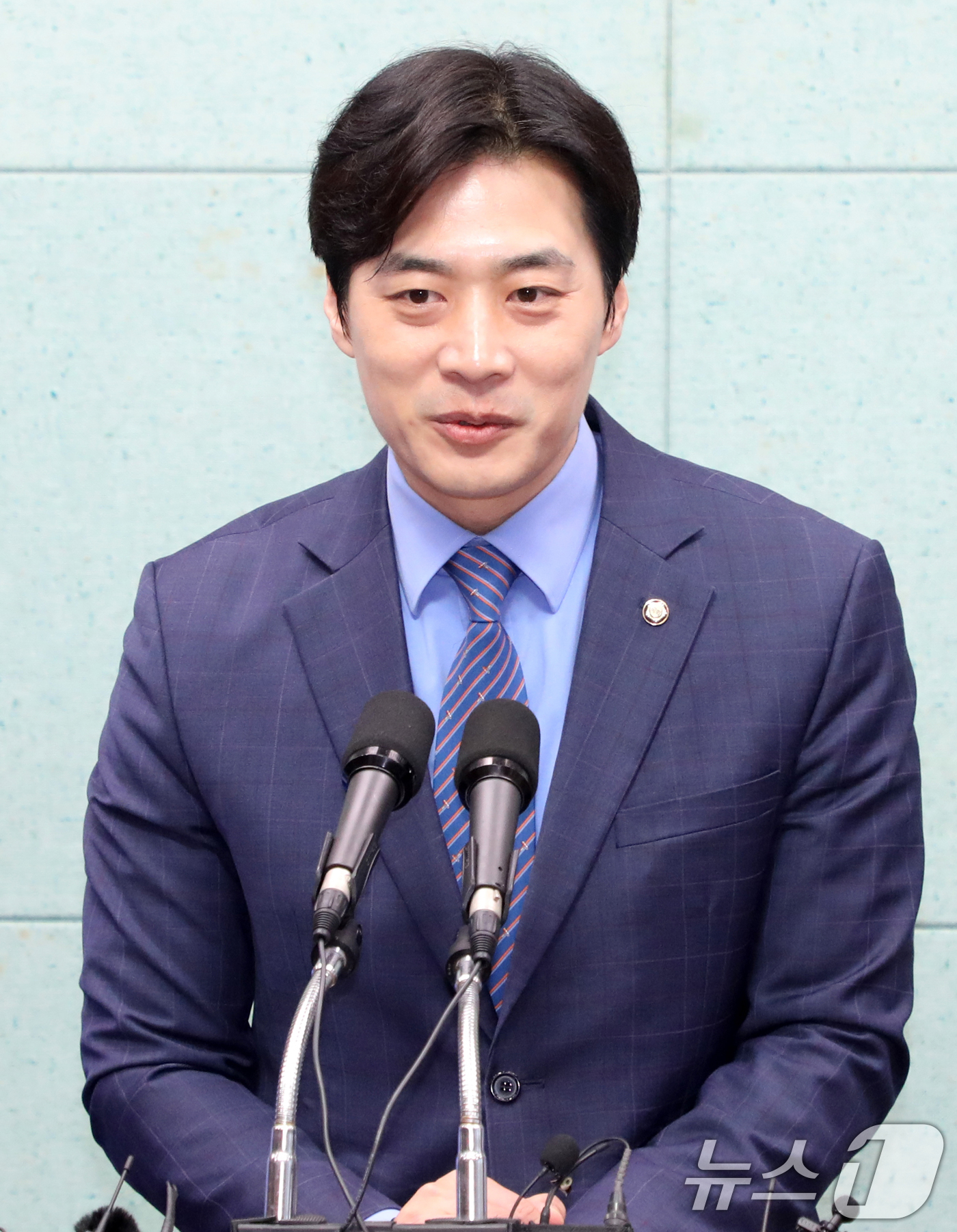 (전주=뉴스1) 유경석 기자 = 한준호 더불어민주당 공동선대위원장이 21일 전북 전주시 전북특별자치도의회에서 제21대 대통령선거 중간점검 관련 기자회견을 열고 질의에 답변을 하고 …