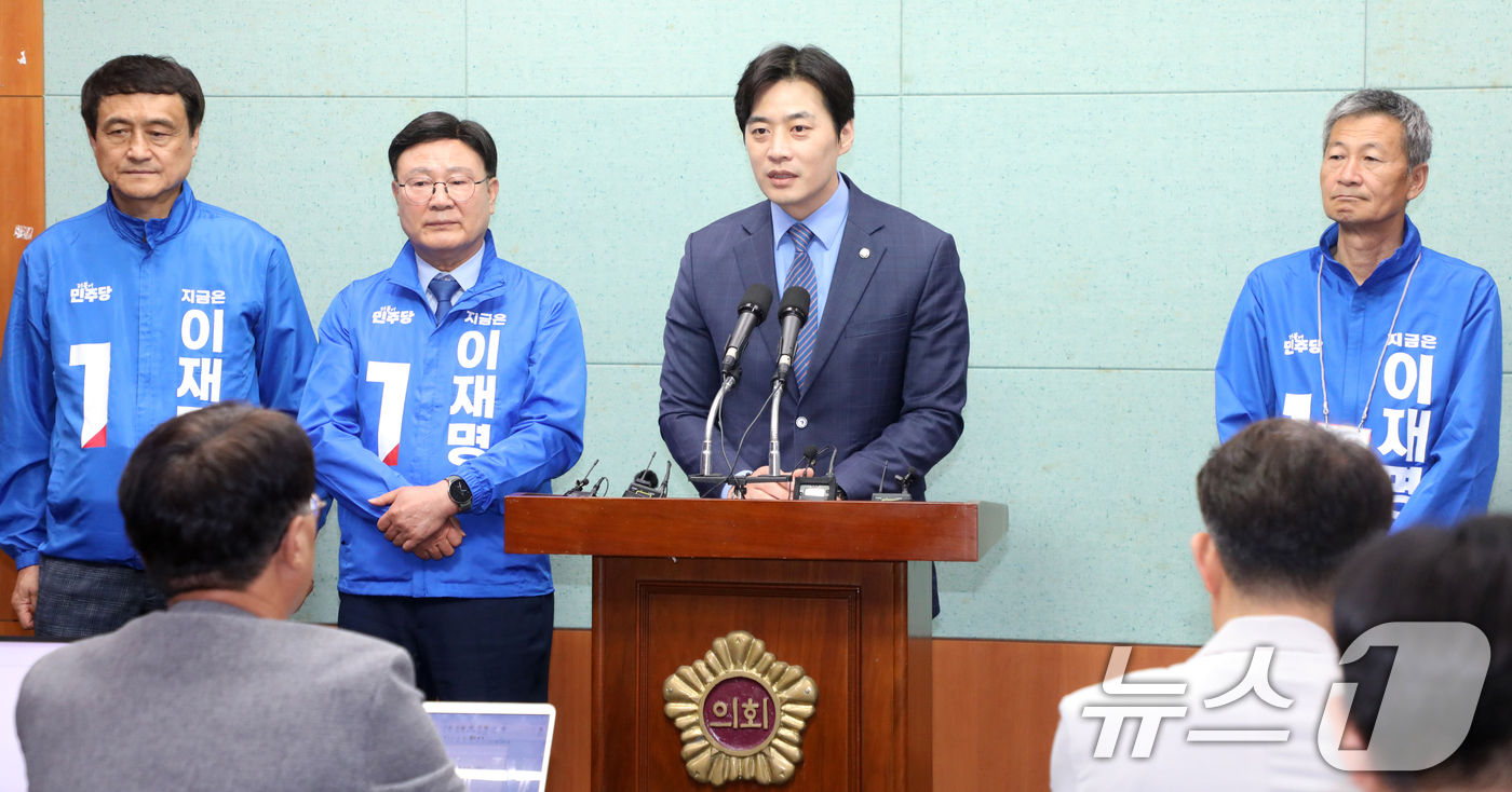 (전주=뉴스1) 유경석 기자 = 한준호 더불어민주당 공동선대위원장이 21일 전북 전주시 전북특별자치도의회에서 제21대 대통령선거 중간점검 관련 기자회견을 열고 질의에 답변을 하고 …