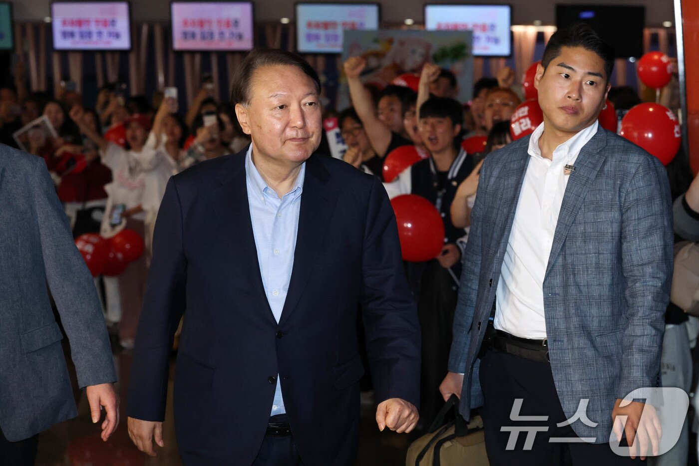 본문 이미지 - 윤석열 전 대통령이 21일 오전 서울 메가박스 동대문에 영화 ‘부정선거, 신의 작품인가’ 관람을 위해 들어서고 있다. 2025.5.21/뉴스1 ⓒ News1 박세연 기자