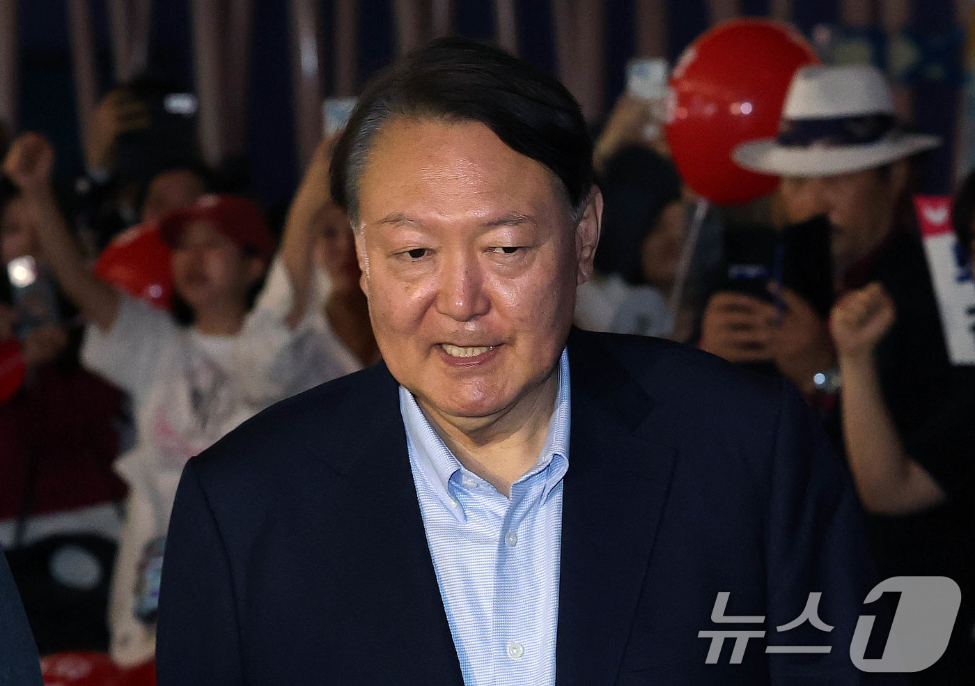 (서울=뉴스1) 박세연 기자 = 윤석열 전 대통령이 21일 오전 서울 메가박스 동대문에 영화 ‘부정선거, 신의 작품인가’ 관람을 위해 들어서고 있다. 2025.5.21/뉴스1