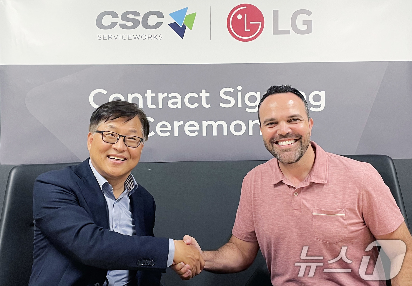(서울=뉴스1) = LG전자는 최근 북미 1위 세탁솔루션 기업 'CSC 서비스웍스'와 상업용 세탁기 공급계약을 체결했다고 21일 밝혔다.김상용 LG전자 미국법인 HS담당 전무가 로 …