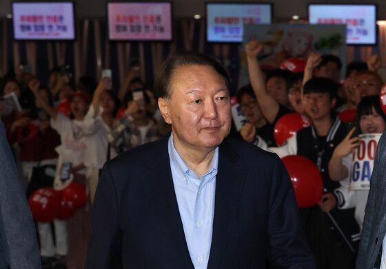 尹 '부정선거 영화 관람'에 비윤계 "자멸"…당은 "이미 탈당"