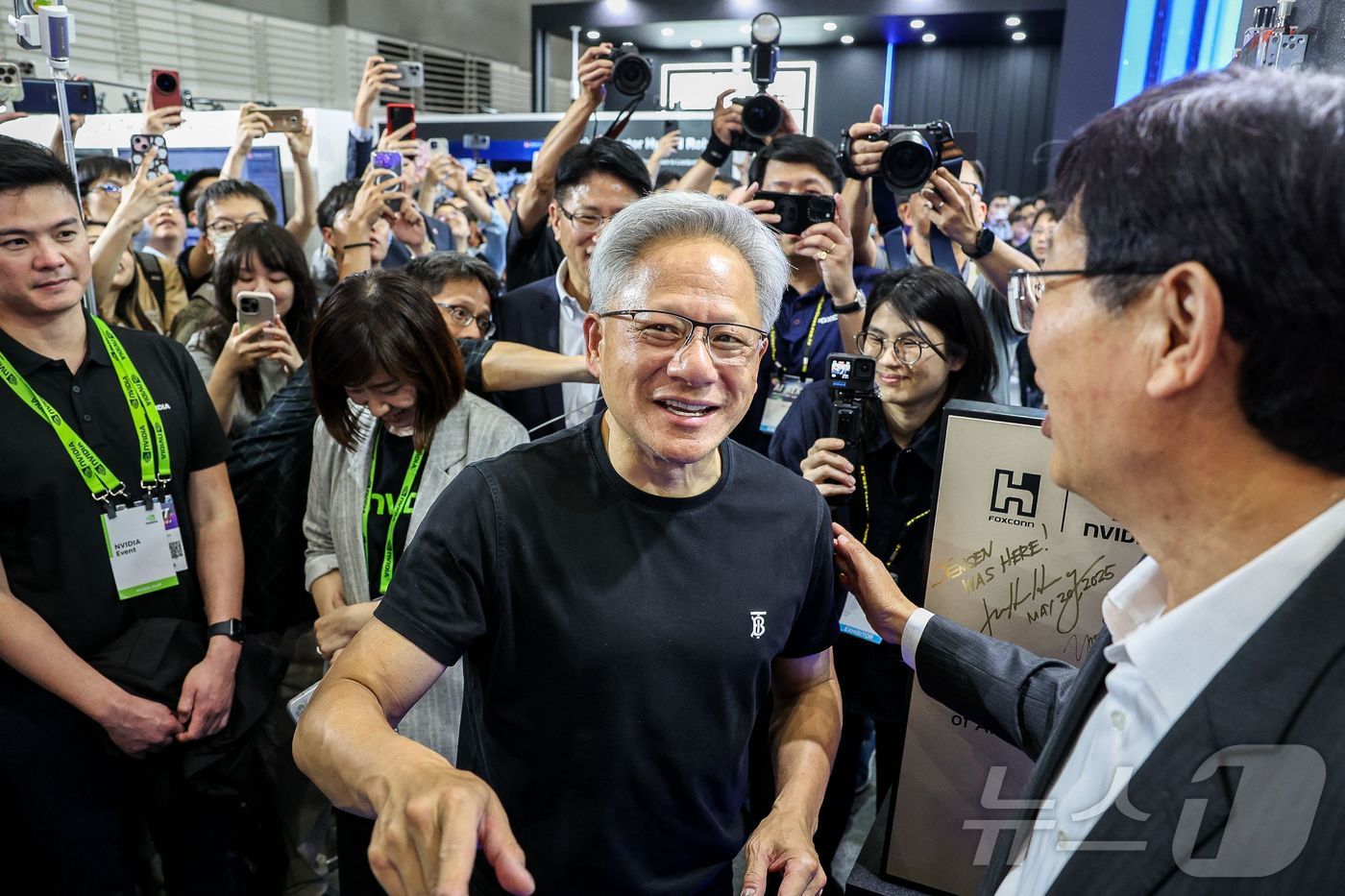 (타이베이 AFP=뉴스1) 우동명 기자 = 젠슨 황 엔비디아 CEO가 20일 (현지시간) 타이베이 난강 전시관에서 열린 '컴퓨텍스 2025'에 도착을 하고 있다. 2025.05.2 …