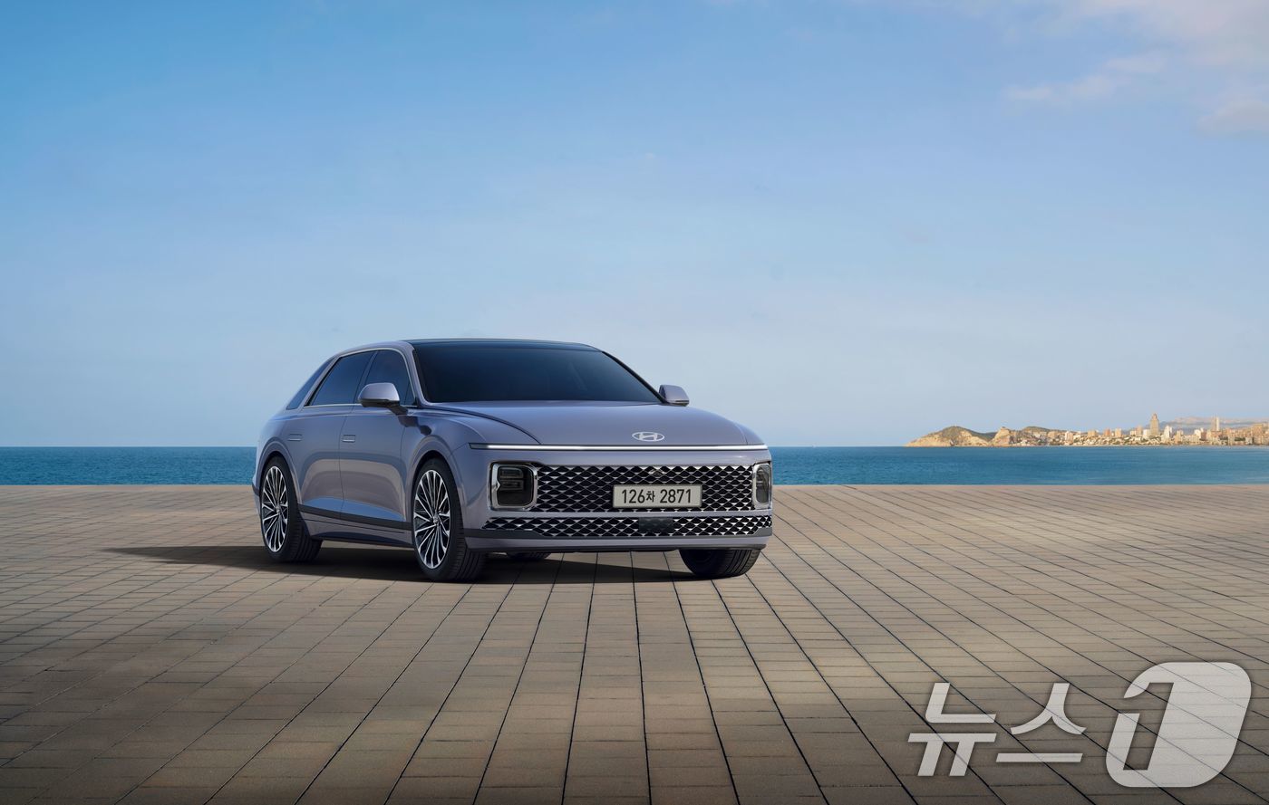 (서울=뉴스1) = 현대자동차가 대한민국을 대표하는 고품격 세단, 그랜저의 연식 변경 모델 '2026 그랜저'를 21일 출시한다고 밝혔다.사진은 '2026 그랜저' 모습. (현대차 …