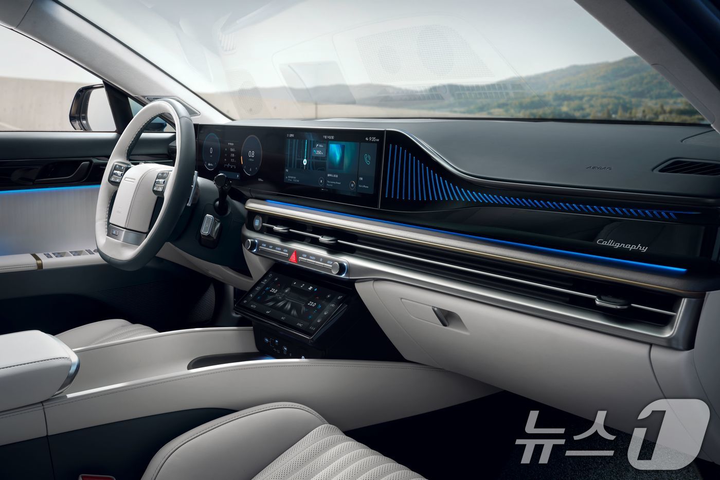 (서울=뉴스1) = 현대자동차가 대한민국을 대표하는 고품격 세단, 그랜저의 연식 변경 모델 '2026 그랜저'를 21일 출시한다고 밝혔다.사진은 '2026 그랜저' 모습. (현대차 …