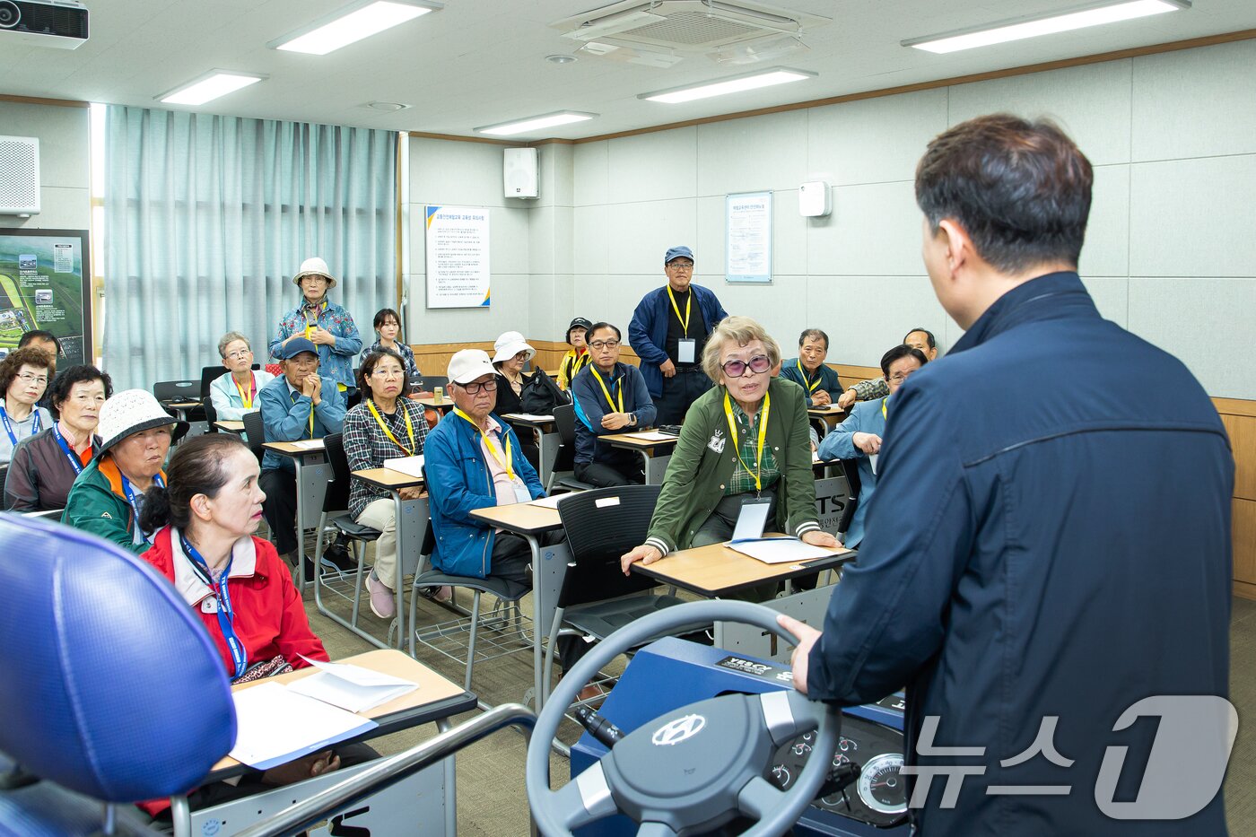 본문 이미지 - 고령 운전자들의 교통사고 예방 및 효과적인 대처를 위한 실습교육을 받고 있는 참가자들 모습. (현대차 제공. 재판매 및 DB 금지) 2025.5.21/뉴스1