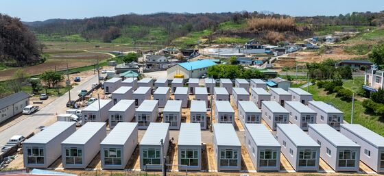"내 집은 언제쯤"…2개월째 마을회관 거주 영덕 산불 이재민들