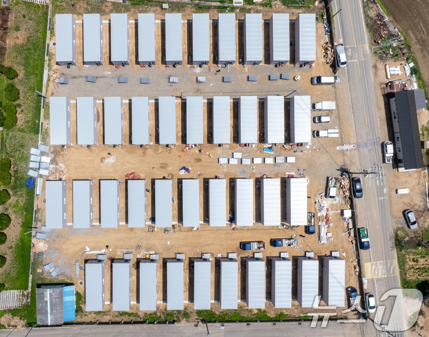 본문 이미지 - 지난 5월21일 산불 피해를 입은 경북 영덕군 영덕읍 매정리의 한 초등학교 앞 부지에 모듈러 주택 40동이 설치되고 있다. 2025.5.21/뉴스1 ⓒ News1 최창호 기자