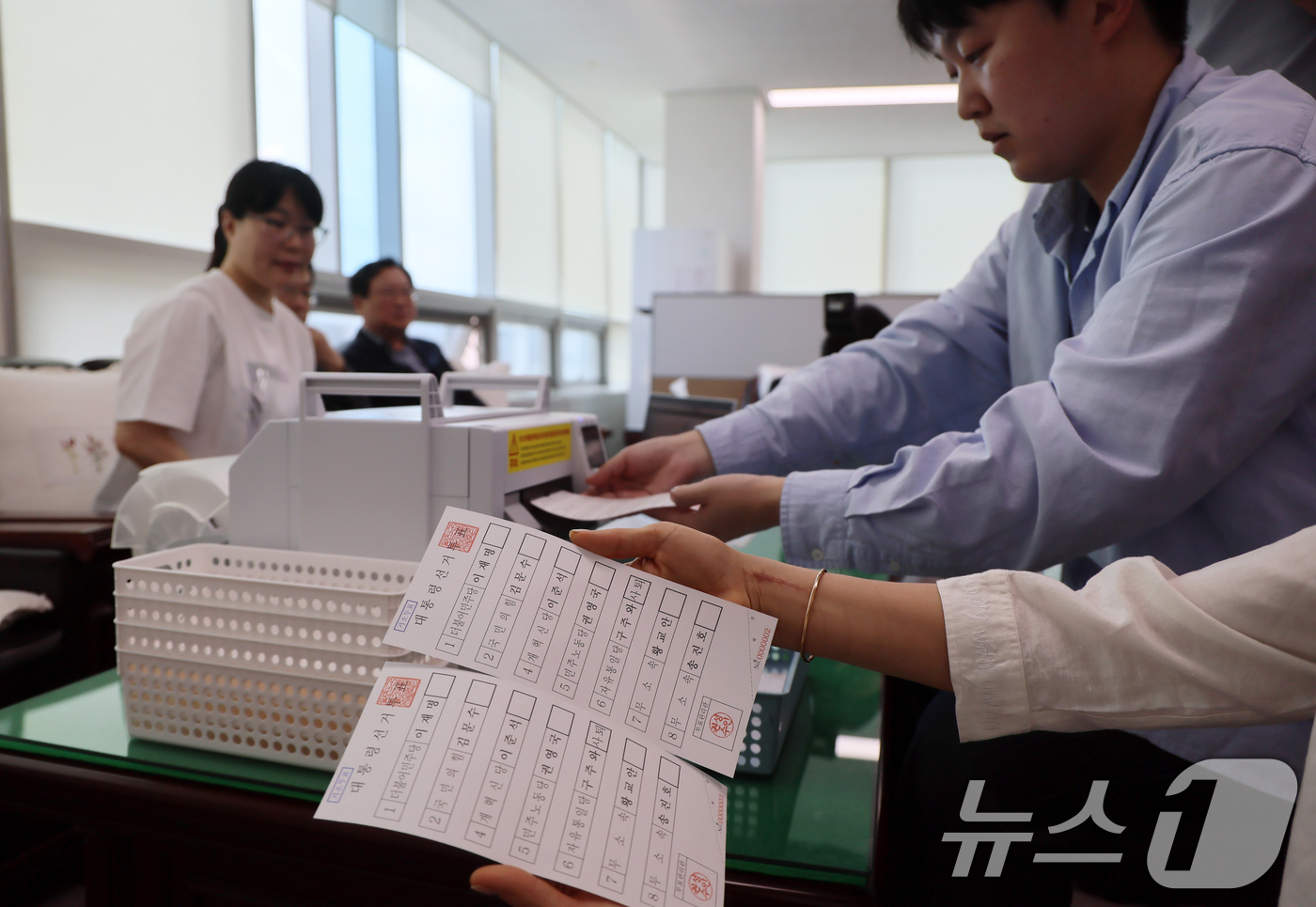 (서울=뉴스1) 오대일 기자 = 6·3 대선을 13일 앞둔 21일 서울 양천구 선거관리위원회에서 관계자들이 제21대 대통령 선거 거소투표 용지를 인쇄하고 있다.거소투표란 거동이 불 …