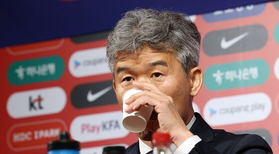 물마시는 김승희 축구협회 전무이사