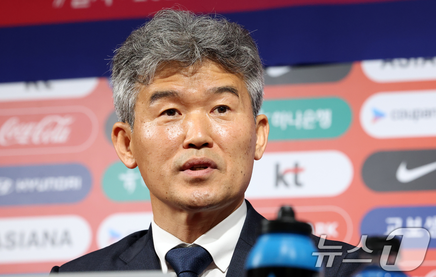 (서울=뉴스1) 김명섭 기자 = 대한축구협회 제55대 집행부 김승희 전무이사가 21일 서울 종로구 축구회관에서 열린 기자간담회에서 발언을 하고 있다.  2025.5.21/뉴스1