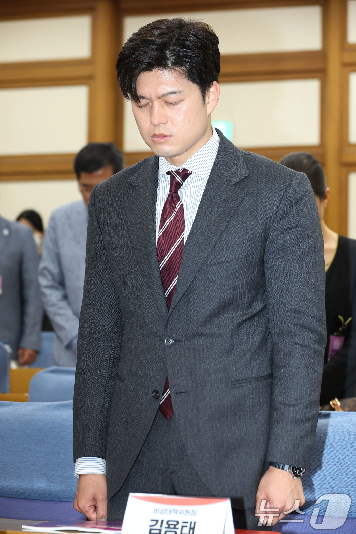 (서울=뉴스1) 이광호 기자 = 김용태 국민의힘 비상대책위원장이 21일 오전 서울 여의도 국회 의원회관에서 태평양 플라스틱 쓰레기 섬 친환경 처리를 위한 기술 포럼에 참석해 묵념하 …