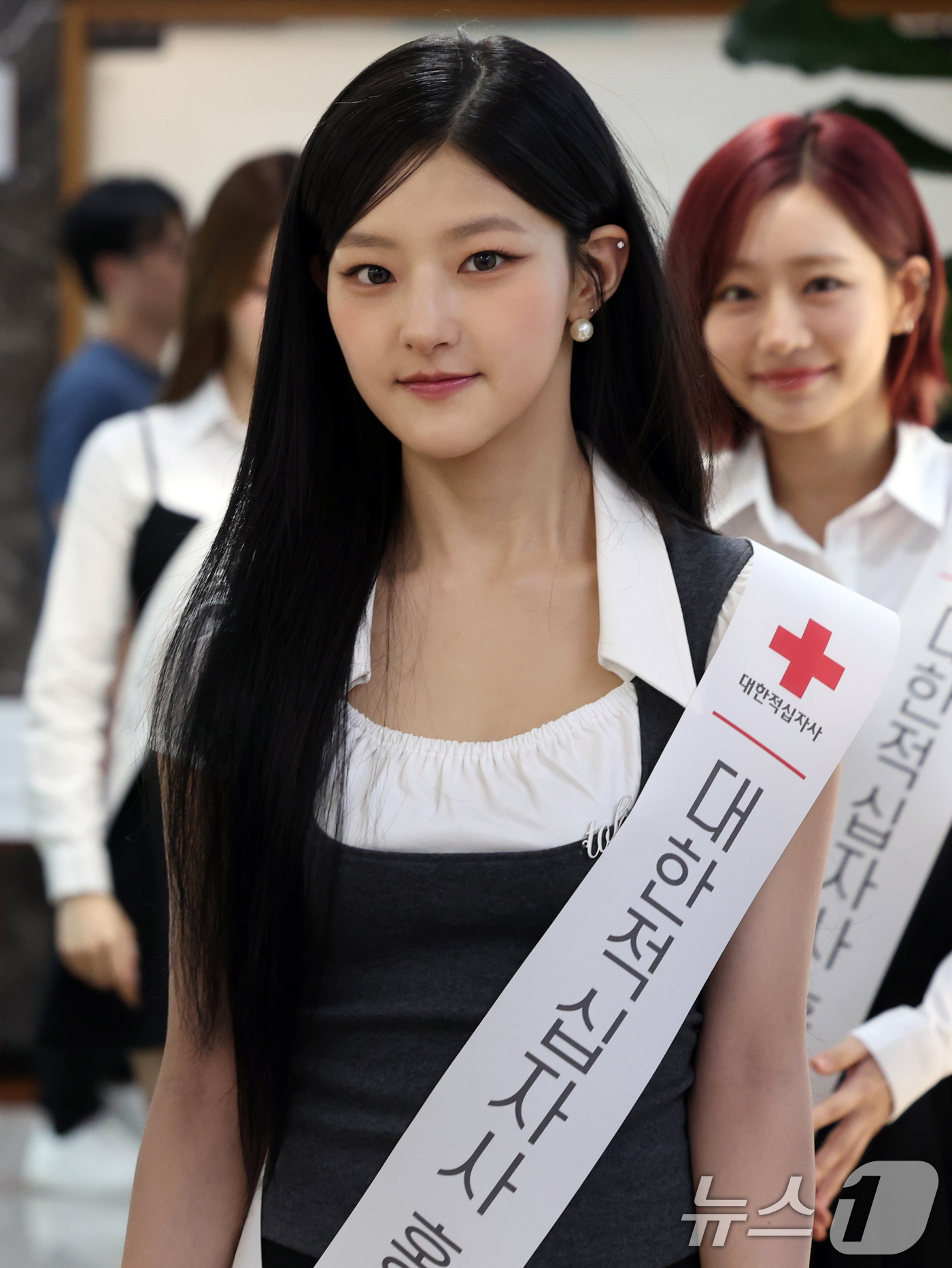 (서울=뉴스1) 황기선 기자 = 걸그룹 키스오브라이프 쥴리가 21일 오전 서울 중구 대한적십자사 본사 서울사무소에서 열린 ‘청소년적십자(RCY) 홍보대사 위촉식'에 참석하고 있다. …