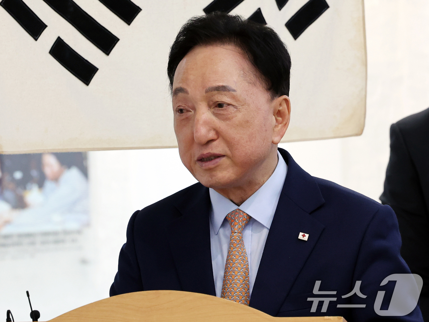 (서울=뉴스1) 황기선 기자 = 김철수 대한적십자사 회장이 21일 오전 서울 중구 대한적십자사 본사 서울사무소에서 열린 '키스오브라이프 청소년적십자(RCY) 홍보대사 위촉식'에서 …