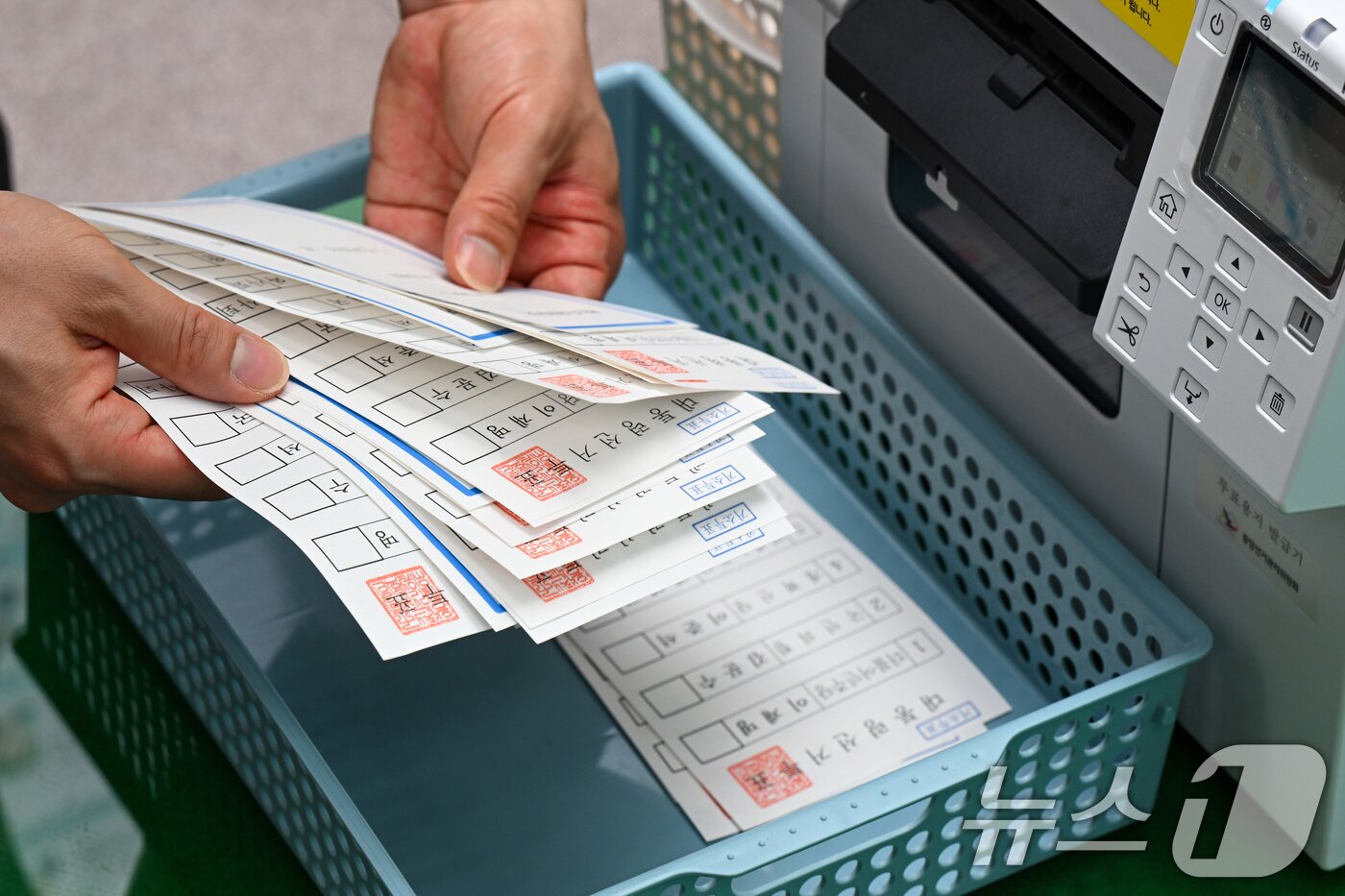 본문 이미지 - 6·3 대선을 13일 앞둔 21일 서울 양천구 선거관리위원회에서 관계자들이 제21대 대통령 선거 거소투표 용지를 인쇄하고 있다. (공동취재) 2025.5.21/뉴스1 ⓒ News1 오대일 기자