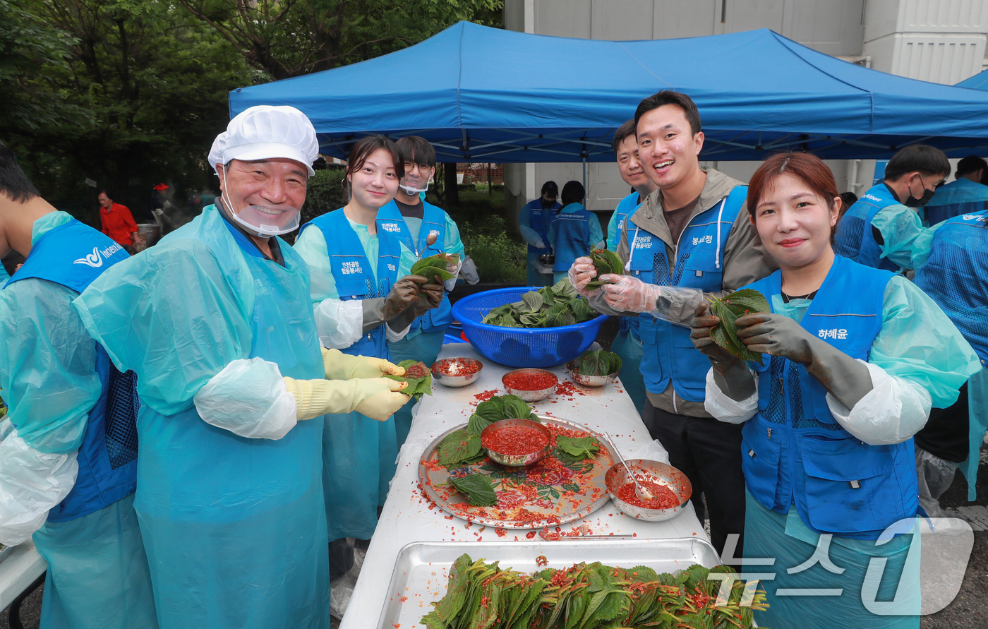 (서울=뉴스1) = 인천국제공항공사는 지난 20일 인천시 부평구 소재 갈산종합사회복지관에서 지역 소외계층 대상 무료급식 봉사활동을 진행했다고 21일 밝혔다.이학재 인천국제공항공사 …