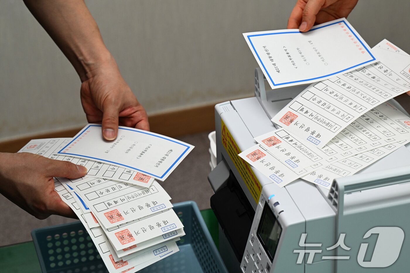 본문 이미지 - 6·3 대선을 13일 앞둔 21일 서울 양천구 선거관리위원회에서 관계자들이 제21대 대통령 선거 거소투표 용지를 인쇄하고 있다.  (공동취재) 2025.5.21/뉴스1 ⓒ News1 오대일 기자