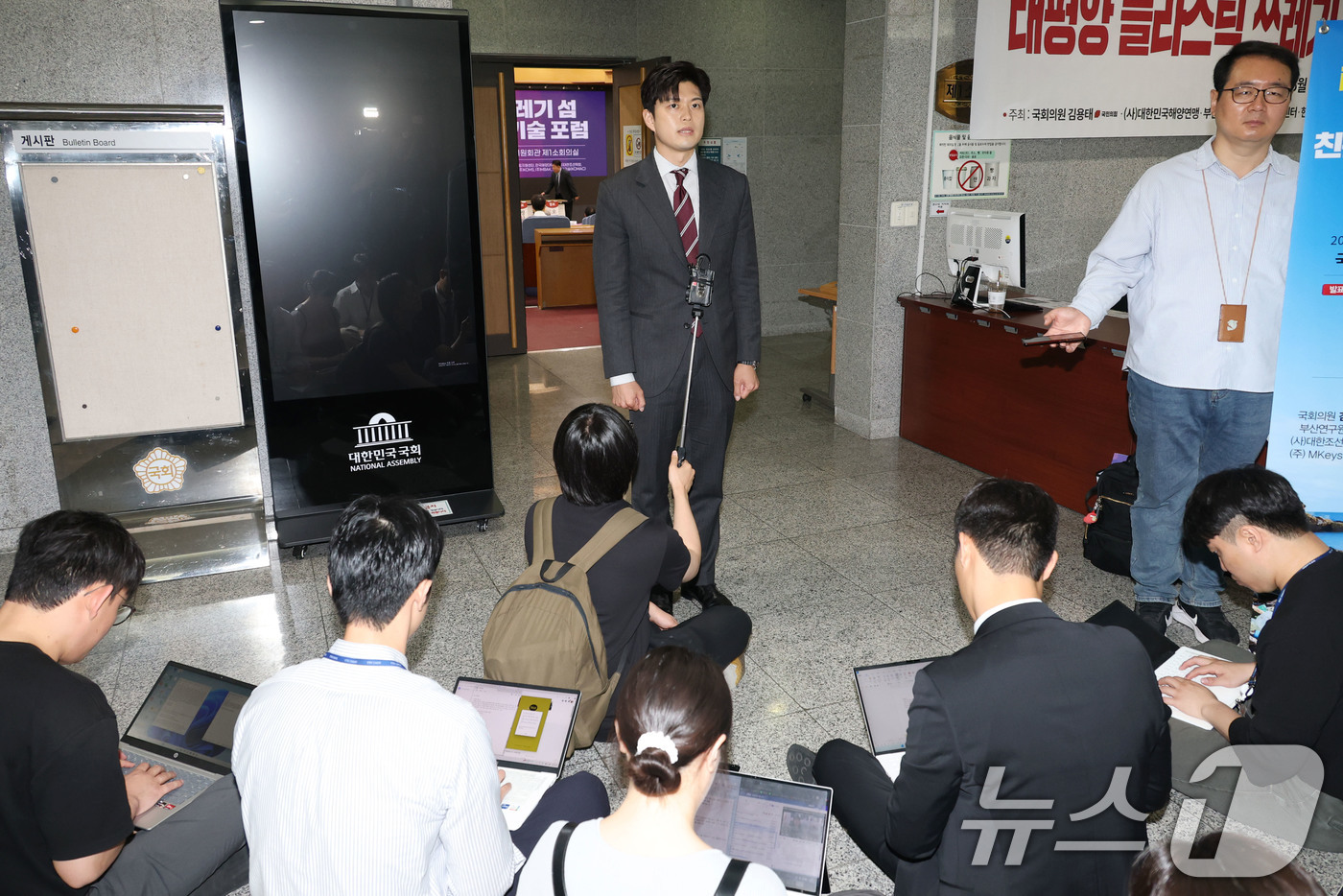 (서울=뉴스1) 이광호 기자 = 김용태 국민의힘 비상대책위원장이 21일 오전 서울 여의도 국회 의원회관에서 김문수 대통령 후보와 이준석 개혁신당 대통령 후보 단일화와관련한 취재진의 …