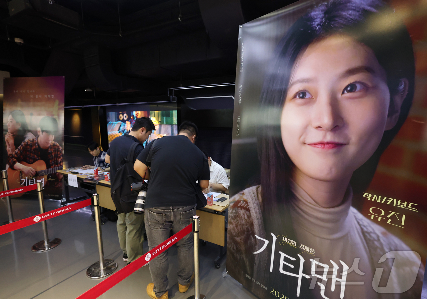 (서울=뉴스1) 권현진 기자 = 고(故) 김새론 배우의 유작인 영화 '기타맨' 언론 시사회를 찾은 취재진들이 21일 오전 서울 송파구 롯데시네마 롯데월드타워점 상영관 앞에서 영화표 …