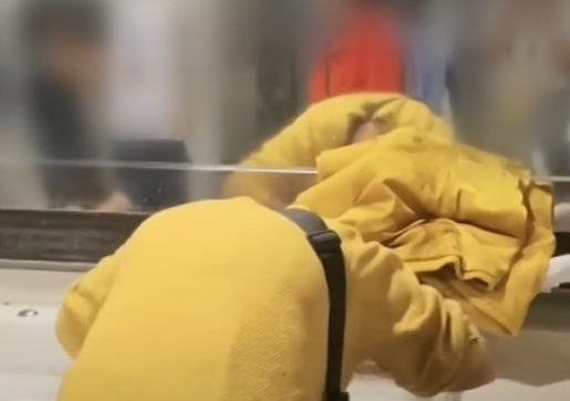 제주공항 화장실서 핸드워시로 세수, 머리 감은 여성…"한국 사람 맞아?"