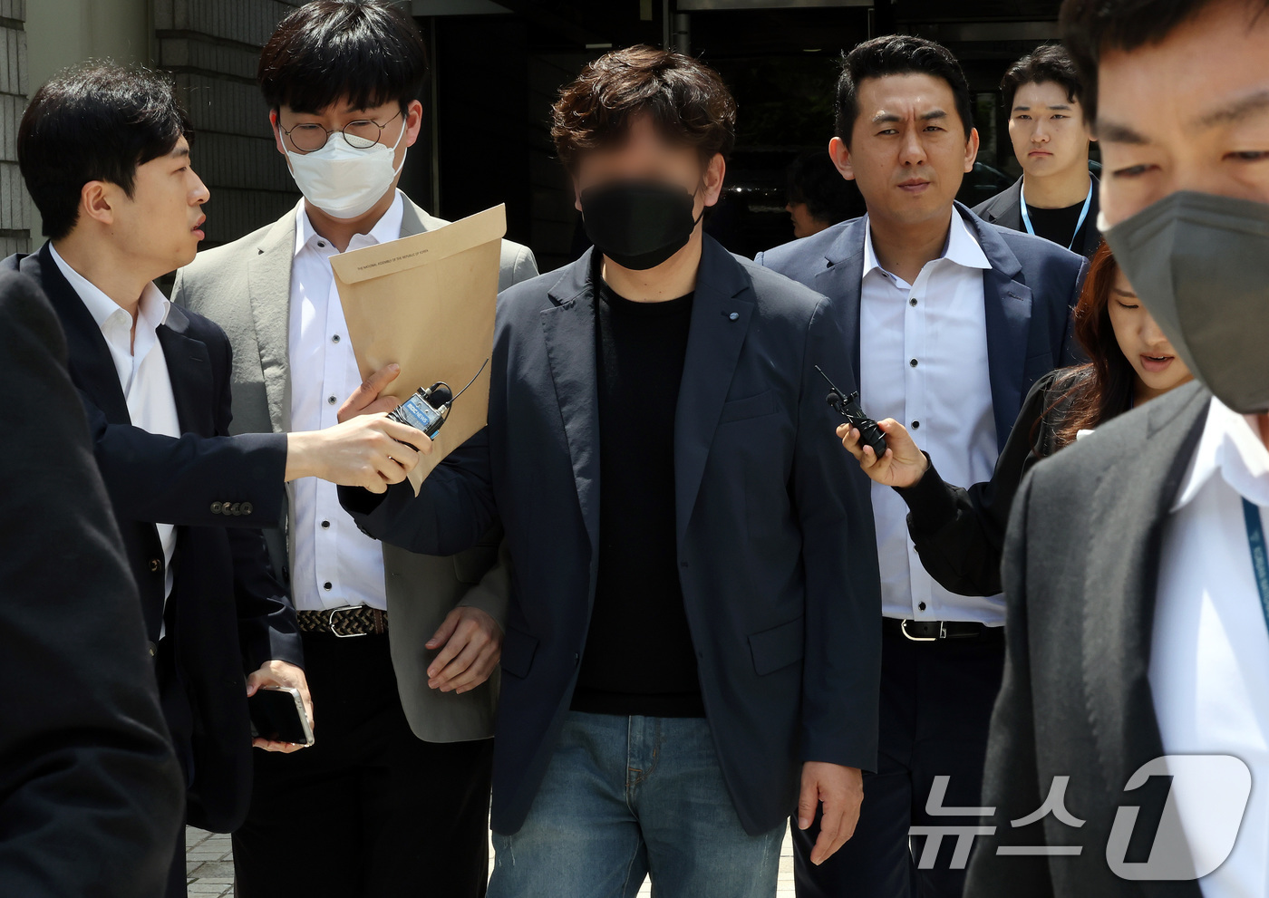 (서울=뉴스1) 이동해 기자 = 12·3 비상계엄 당시 계엄군이 선거연수원에서 중국인 간첩 99명을 체포했다는 기사를 쓴 스카이데일리 소속 기자 허모씨가 21일 오전 서울 서초구 …