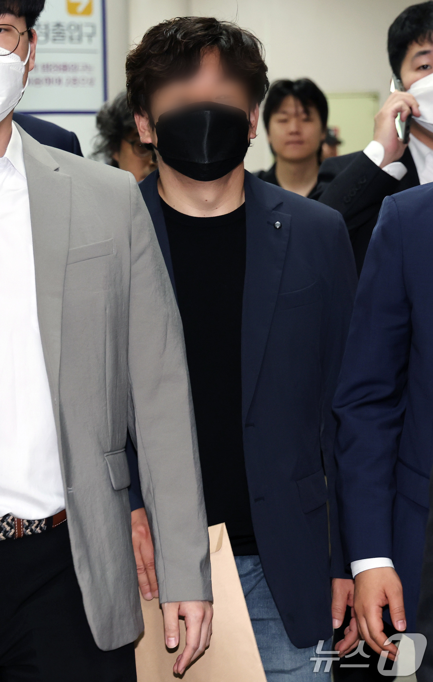 (서울=뉴스1) 이동해 기자 = 12·3 비상계엄 당시 계엄군이 선거연수원에서 중국인 간첩 99명을 체포했다는 기사를 쓴 스카이데일리 소속 기자 허모씨가 21일 오전 서울 서초구 …