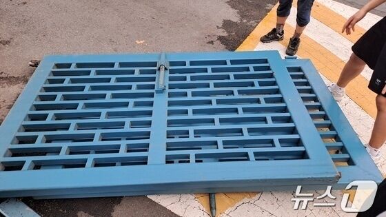 '청주 고교 경비원 교문 깔림 사망' 시설관리 공무원 약식 기소