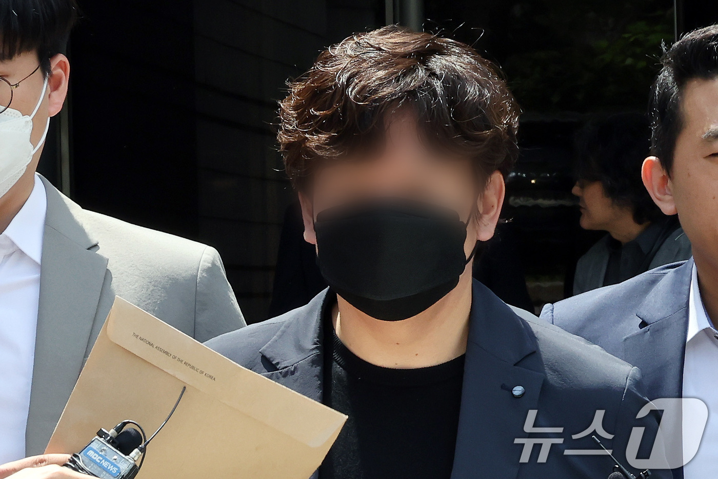 (서울=뉴스1) 이동해 기자 = 12·3 비상계엄 당시 계엄군이 선거연수원에서 중국인 간첩 99명을 체포했다는 기사를 쓴 스카이데일리 소속 기자 허모씨가 21일 오전 서울 서초구 …