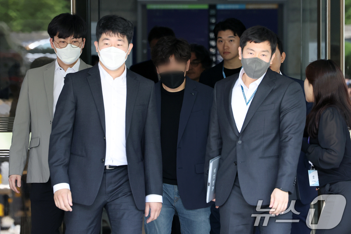 (서울=뉴스1) 이동해 기자 = 12·3 비상계엄 당시 계엄군이 선거연수원에서 중국인 간첩 99명을 체포했다는 기사를 쓴 스카이데일리 소속 기자 허모씨가 21일 오전 서울 서초구 …