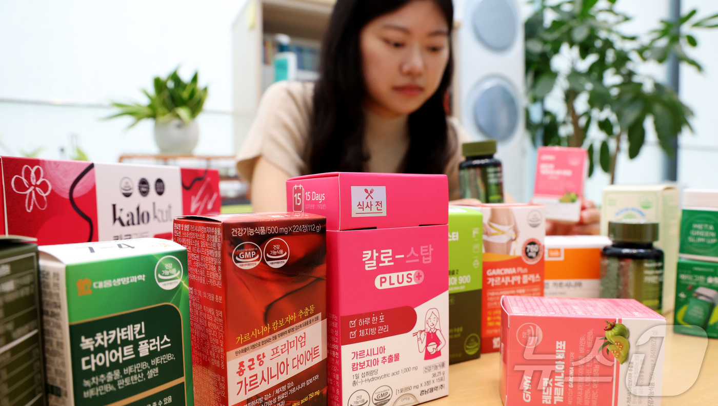 (세종=뉴스1) 김기남 기자 = 한국소비자원 식품미생물팀 관계자가 21일 세종시 정부세종청사 공정거래위원회에서 다이어트 건강기능식품 12개 제품에 대한 품질 및 안전성 시험·평가 …