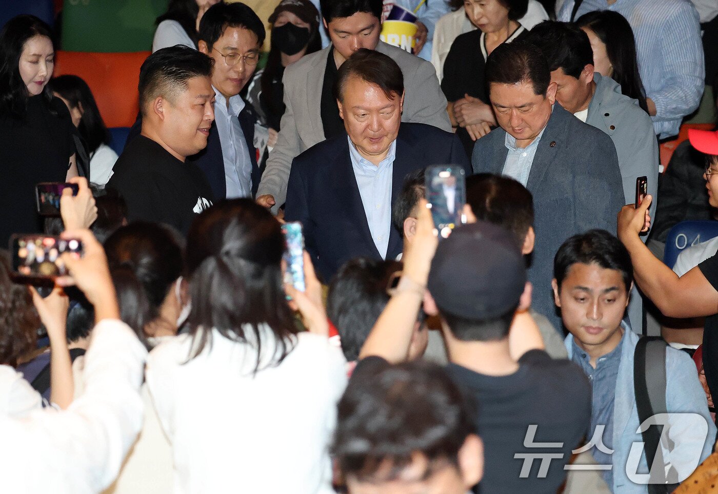 본문 이미지 - 윤석열 전 대통령이 21일 오전 서울 메가박스 동대문에서 영화 ‘부정선거, 신의 작품인가’ 관람을 마치고 나서고 있다. 2025.5.21/뉴스1 ⓒ News1 박세연 기자