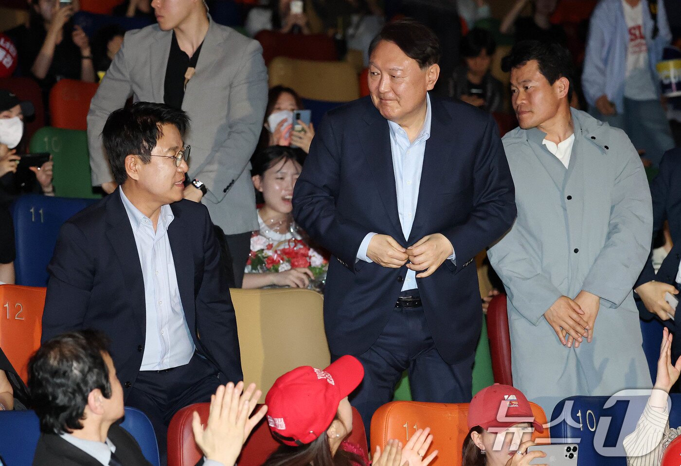 본문 이미지 - 윤석열 전 대통령이 21일 오전 서울 메가박스 동대문에서 영화 ‘부정선거, 신의 작품인가’ 관람을 하고 있다. 왼쪽부터 이영돈PD, 윤 전 대통령, 전한길 전 역사강사. 2025.5.21/뉴스1 ⓒ News1 박세연 기자