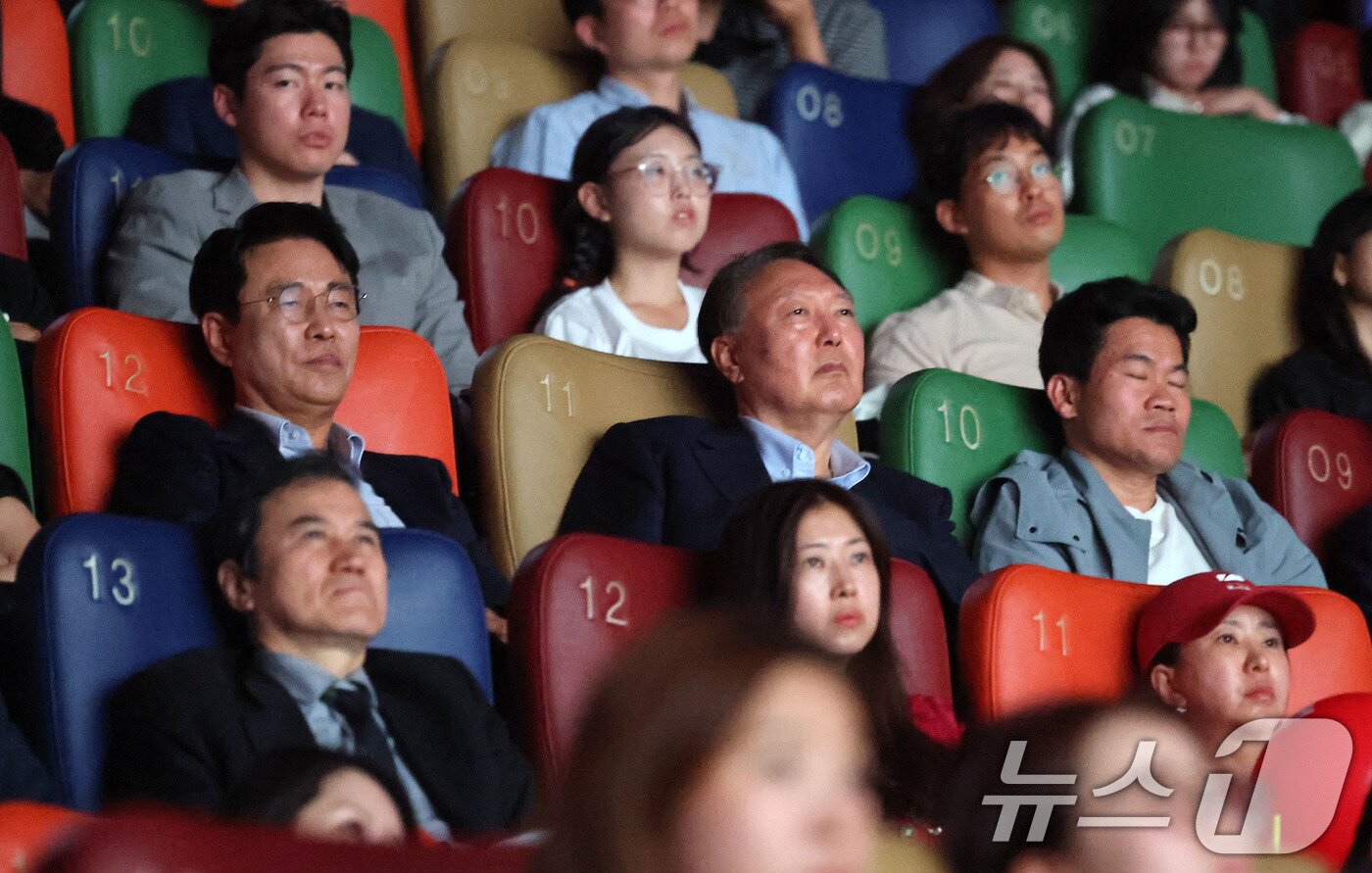 본문 이미지 - 윤석열 전 대통령이 21일 오전 서울 메가박스 동대문에서 영화 ‘부정선거, 신의 작품인가’ 관람을 하고 있다. 왼쪽부터 이영돈PD, 윤 전 대통령, 전한길 전 역사강사. 2025.5.21/뉴스1 ⓒ News1 박세연 기자