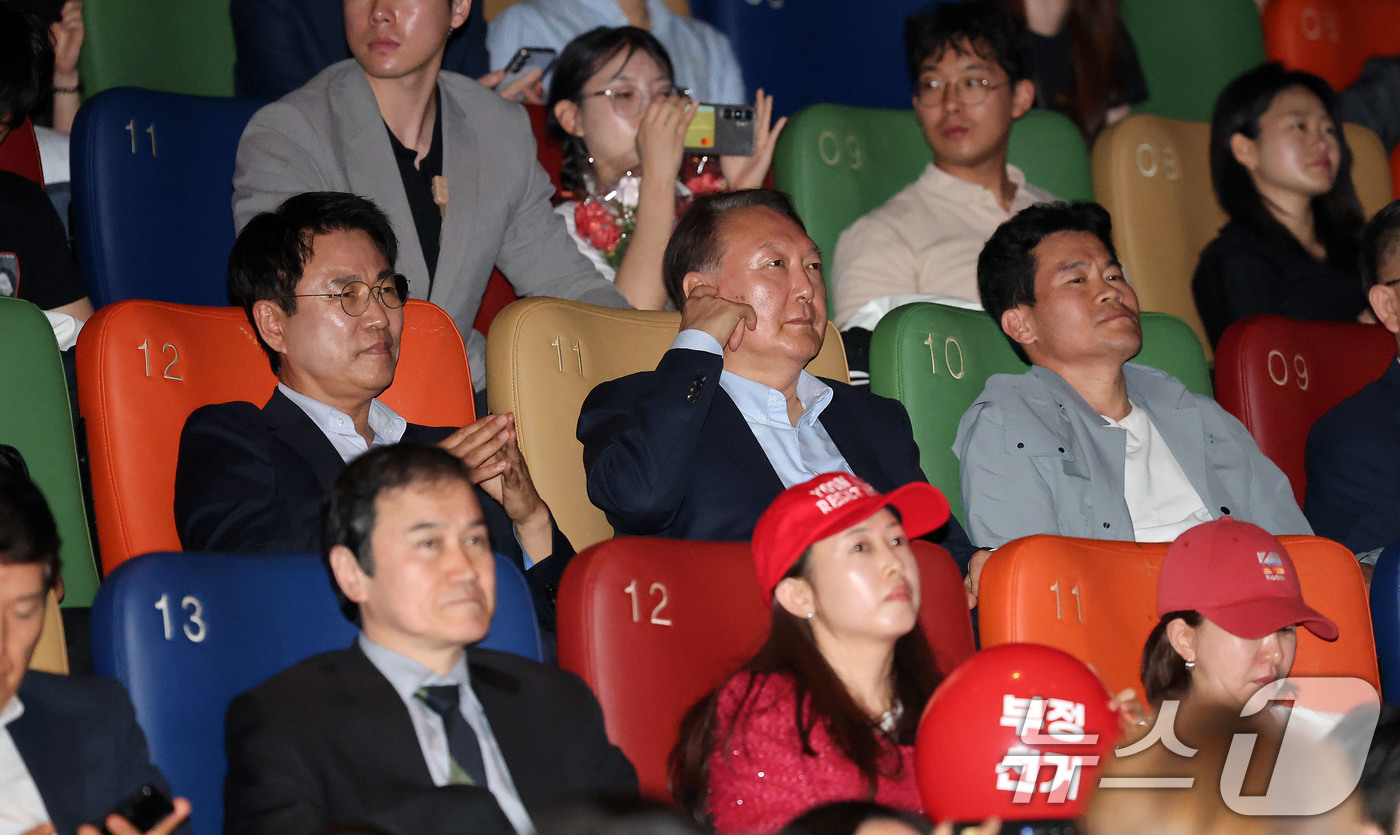 (서울=뉴스1) 박세연 기자 = 윤석열 전 대통령이 21일 오전 서울 메가박스 동대문에서 영화 ‘부정선거, 신의 작품인가’ 관람을 하고 있다.왼쪽부터 이영돈PD, 윤 전 대통령, …