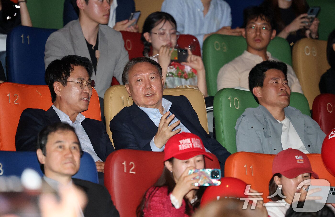 본문 이미지 - 윤석열 전 대통령이 21일 오전 서울 메가박스 동대문에서 영화 ‘부정선거, 신의 작품인가’ 관람을 마치며 이영돈PD와 대화하고 있다. 왼쪽부터 이영돈PD, 윤 전 대통령, 전한길 전 역사강사. 2025.5.21/뉴스1 ⓒ News1 박세연 기자