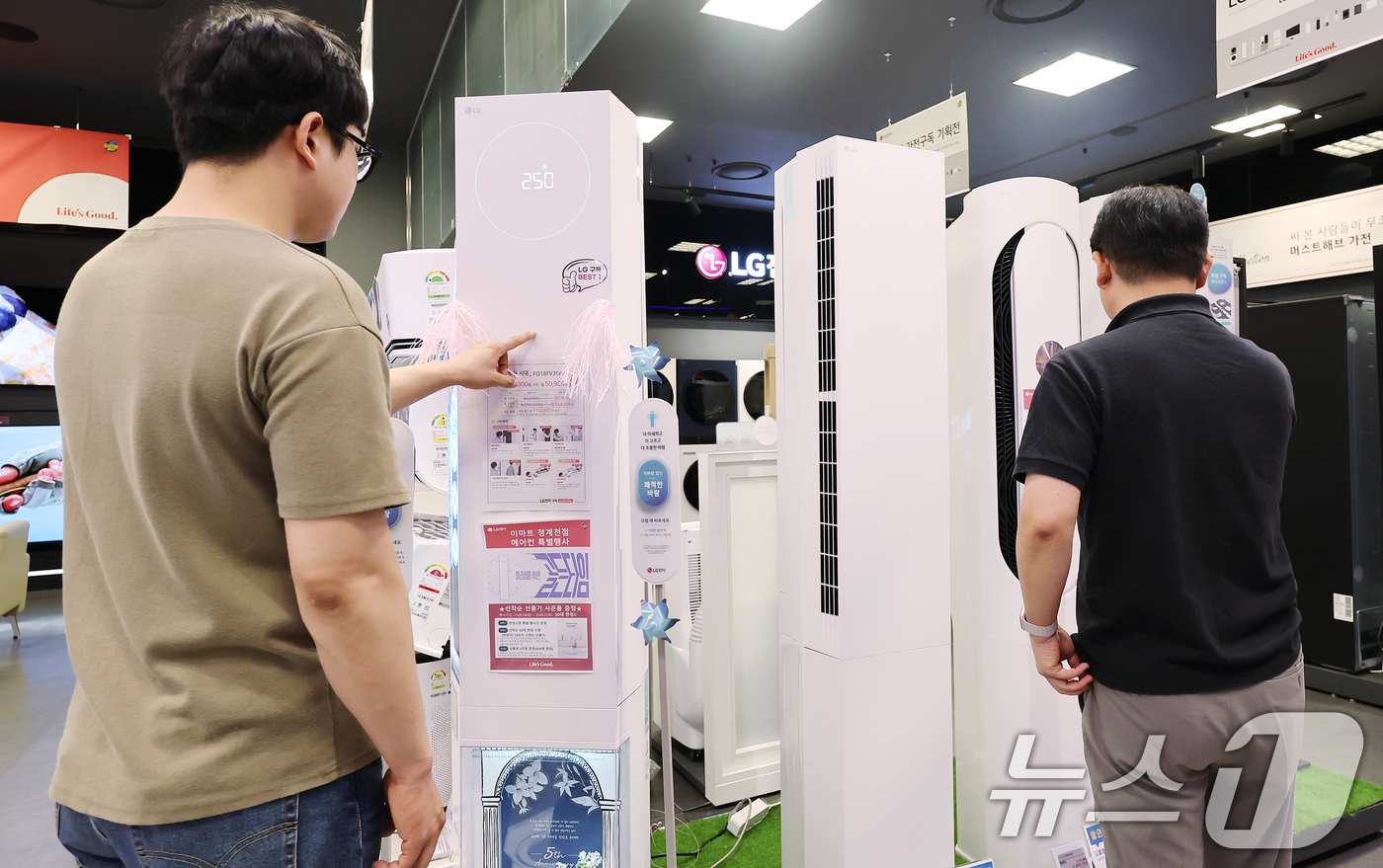 (서울=뉴스1) 장수영 기자 = 21일 서울 중구 이마트 청계천점 일렉트로 마트를 찾은 시민이 에어컨을 살펴보고 있다.최근 잦은 비로 인한 습한 날씨와 이른 무더위가 연달아 나타나 …