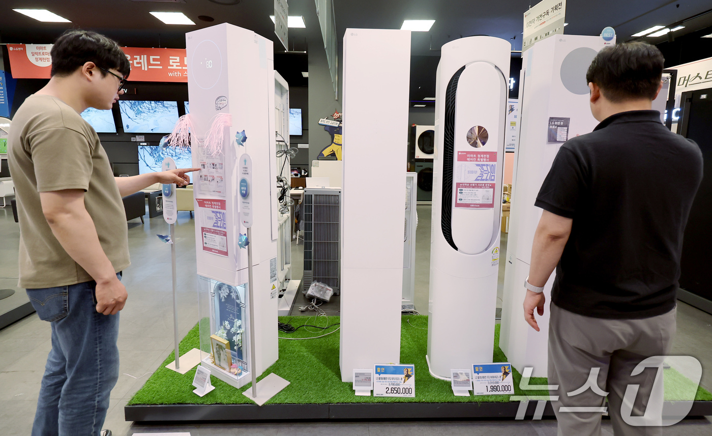 (서울=뉴스1) 장수영 기자 = 21일 서울 중구 이마트 청계천점 일렉트로 마트를 찾은 시민이 에어컨을 살펴보고 있다.최근 잦은 비로 인한 습한 날씨와 이른 무더위가 연달아 나타나 …