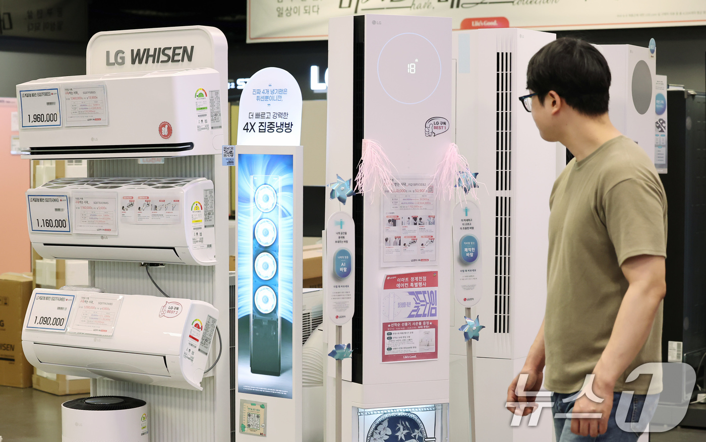 (서울=뉴스1) 장수영 기자 = 21일 서울 중구 이마트 청계천점 일렉트로 마트를 찾은 시민이 에어컨을 살펴보고 있다.최근 잦은 비로 인한 습한 날씨와 이른 무더위가 연달아 나타나 …