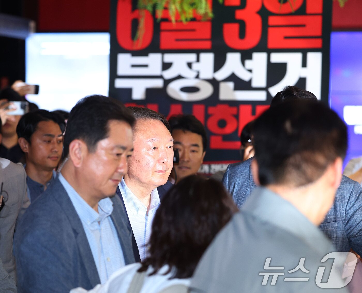 본문 이미지 - 윤석열 전 대통령이 21일 오전 서울 메가박스 동대문에서 부정선거를 다룬 다큐영화 ‘부정선거, 신의 작품인가’ 관람을 마치고 나서고 있다. &#40;공동취재&#41; 2025.5.21/뉴스1 ⓒ News1 박세연 기자